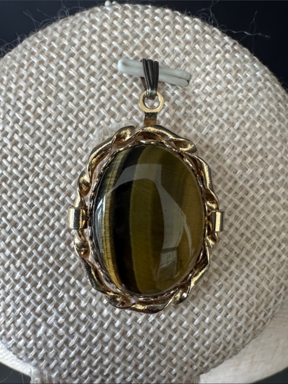 VTG 1970s Tiger's Eye Oval Pendant Gold Tone Rope Frame Statement Necklace Charm